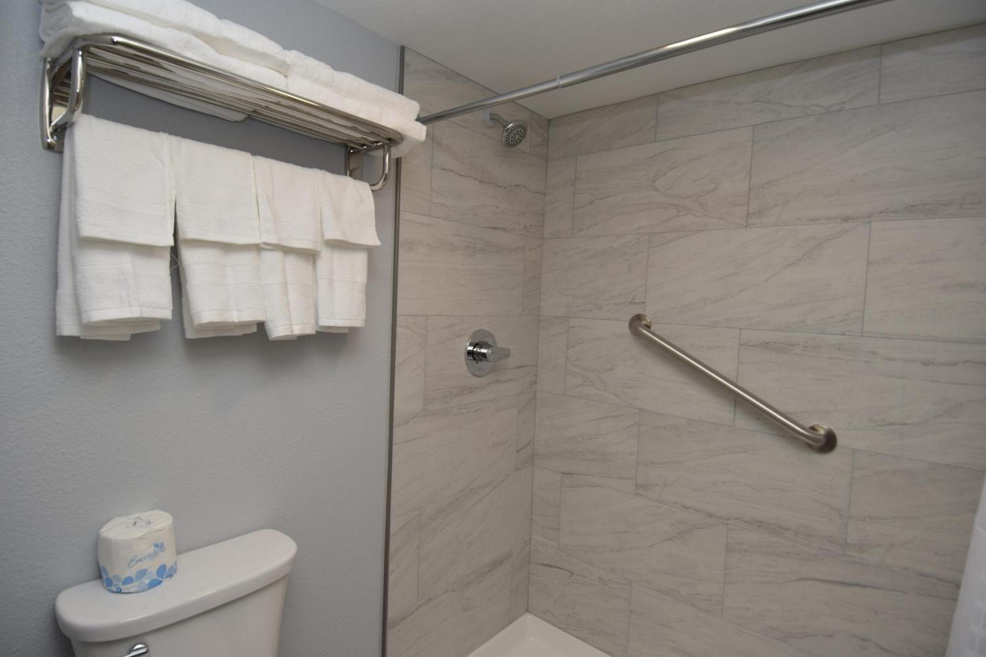 Baymont By Wyndham Batavia - Darien Lake Phòng bức ảnh